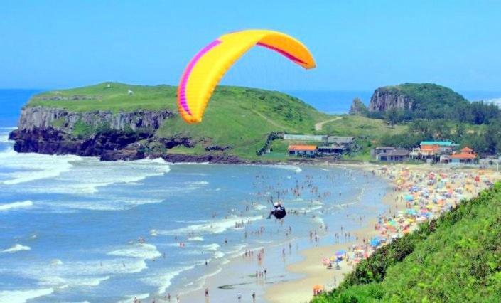 Casa De 2 Quartos Com 2 Ares-Condicionados Em Torres-Rs - Na Mais Bela Praia Gaucha - Cozinha - Banheiro - Tv Smart 32 E Wi-Fi - Estacionamento - Anfitria Superhost No Bnb Villa Luaran gambar