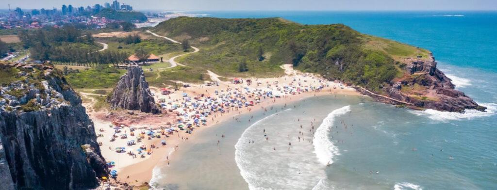 Casa De 2 Quartos Com 2 Ares-Condicionados Em Torres-Rs - Na Mais Bela Praia Gaucha - Cozinha - Banheiro - Tv Smart 32 E Wi-Fi - Estacionamento - Anfitria Superhost No Bnb Villa Luaran gambar